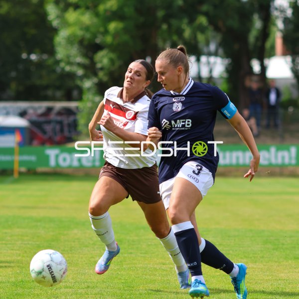 Rachel Rinast (#31; FC St. Pauli) im Zweikampf gegen Nina Rolfes (#3; SV Meppen)
