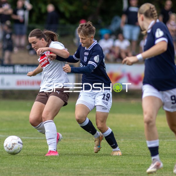 Sarah Dittrich (#19; SV Meppen) im Zweikampf gegen FC St. Pauli