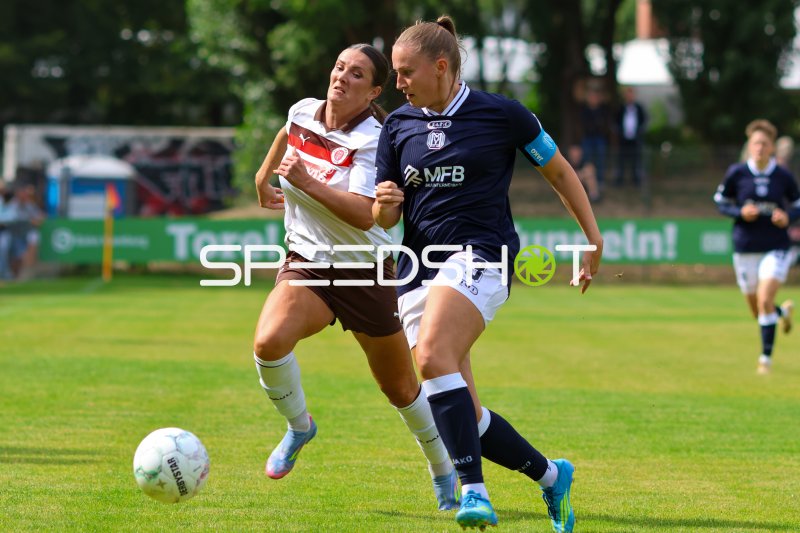 Rachel Rinast (FC St. Pauli) im Zweikampf gegen Nina Rolfes (#3; SV Meppen)