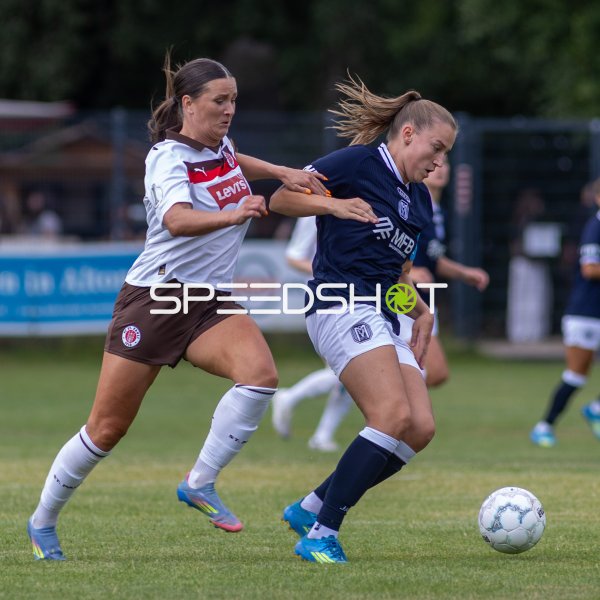 Rachel Rinast (#31; FC St. Pauli) im Zweikampf