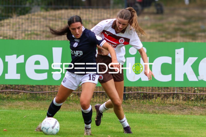 Rahel Lang (#16; SV Meppen) im Zweikampf gegen FC St. Pauli