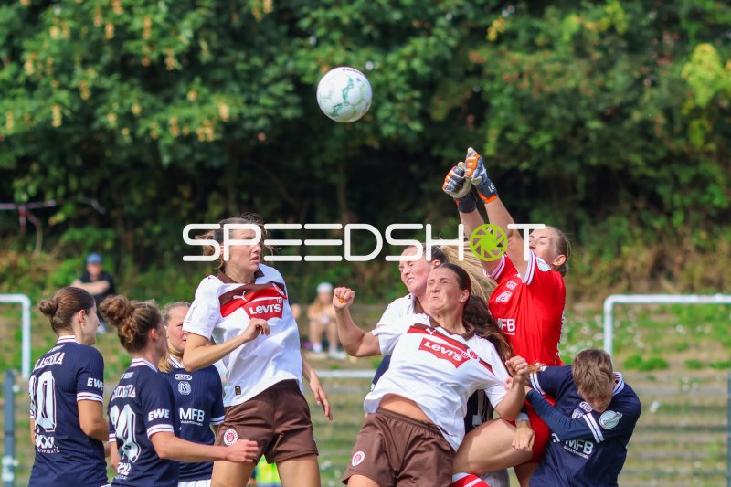 Verena Lieth (#13, SV Meppen) setzt sich im Strafraum durch