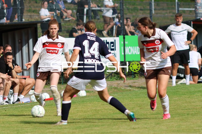 Bente Bode (#14; SV Meppen) im Zweikampf gegen Nina Woitzik (#5; FC St. Pauli)