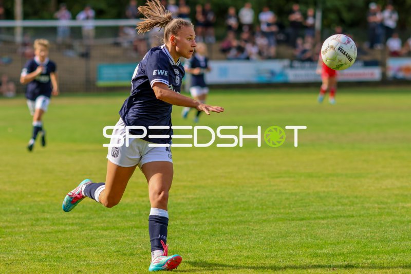 Lana Hubbeling (#18; SV Meppen) am Ball