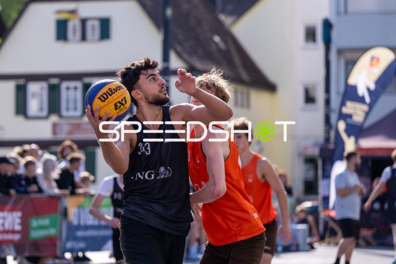 3x3-Basketball: Zweikampf unter dem Korb im Freien