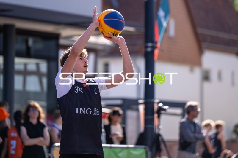 3x3-Basketball-Spieler mit ING-Trikot beim Wurfversuch in Hanau