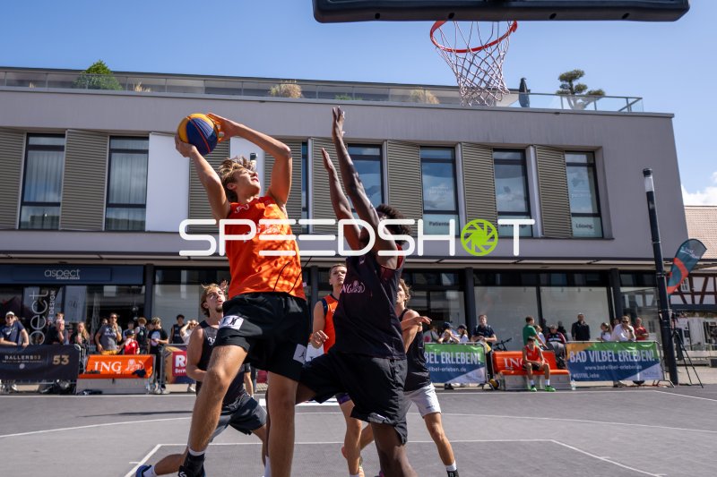 3x3-Basketball: Angreifer im Sprung kurz vor dem Korbleger