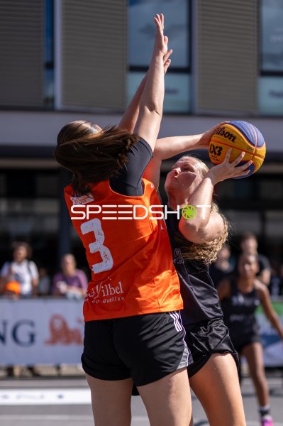 Zweikampf beim 3x3-Basketball: Spielerin (#3) blockt Wurfversuch