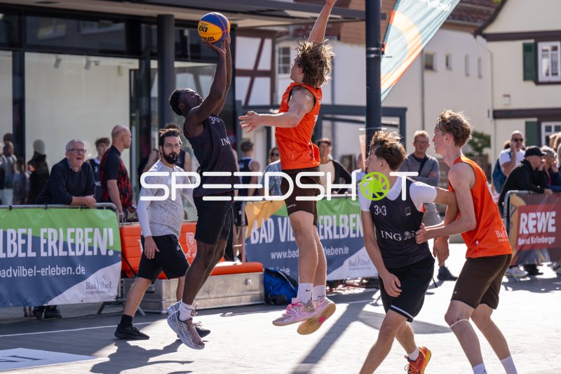 3x3-Basketball: Zweikampf um den Ball beim Outdoor-Turnier in Hanau