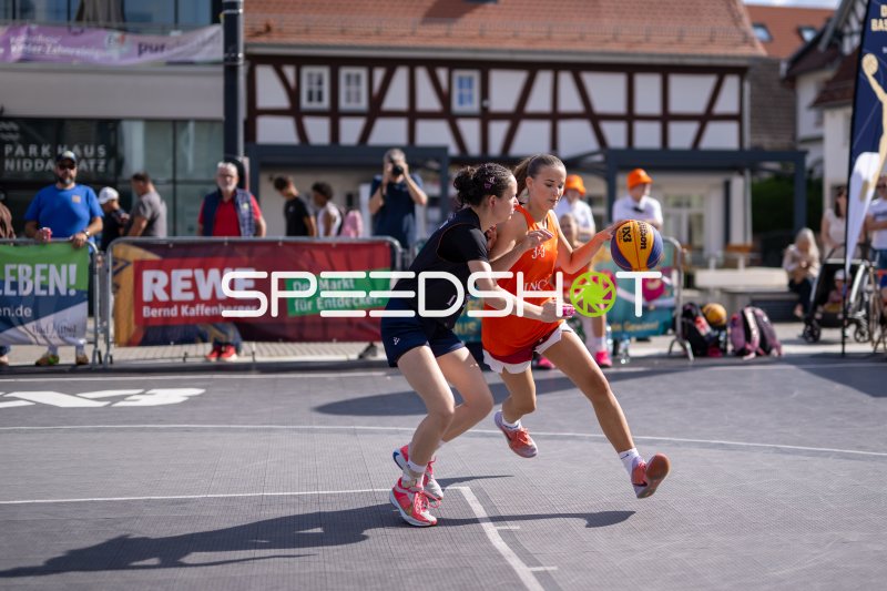 3x3-Basketball-Zweikampf beim Outdoor-Turnier in Hanau