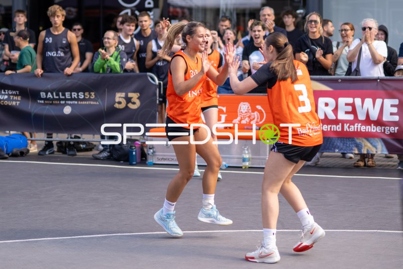High-Five zweier Spielerinnen beim 3x3-Basketball-Turnier in Hanau