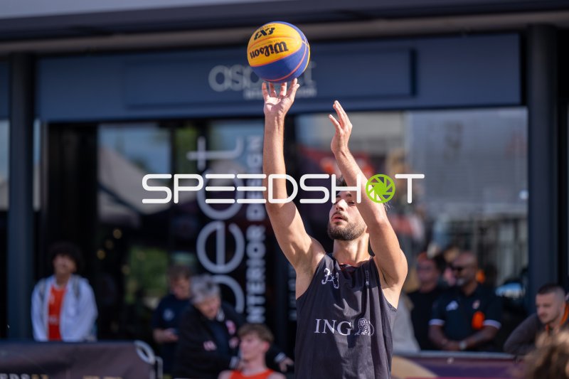 3x3-Basketball-Spieler mit ING-Trikot beim Wurf in Hanau