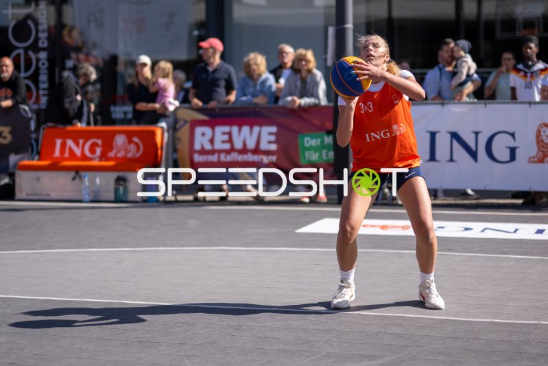 3x3-Basketball: Spielerin beim Wurfversuch in Hanau