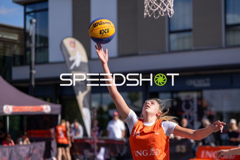 Niederländische Spielerin beim Layup im 3x3-Basketball-Turnier