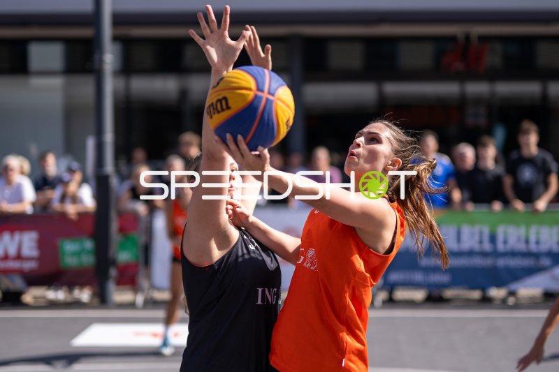 3x3-Basketball: Zweikampf um den Ball in Hanau
