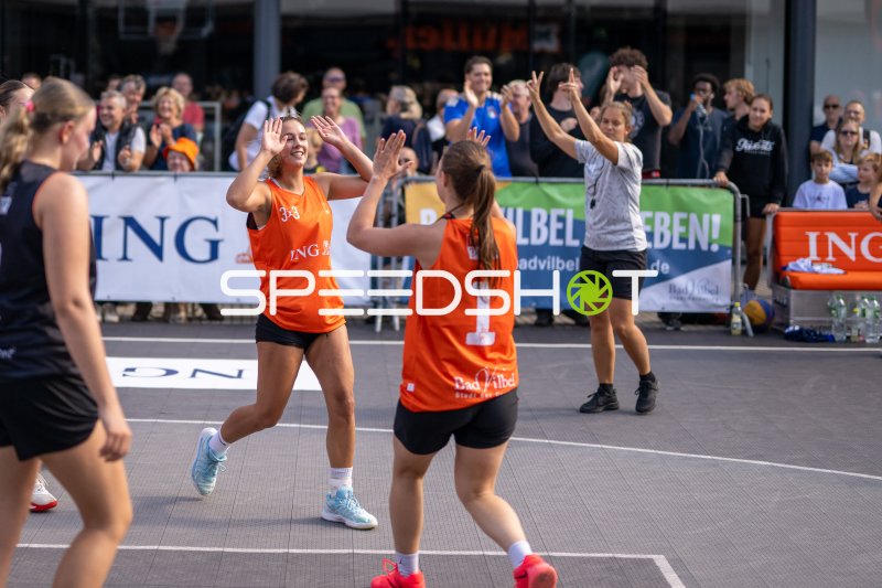 3x3-Basketball: Jubel-High-Five zweier Spielerinnen beim Outdoor-Turnier in Hanau