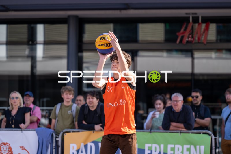 3x3-Basketball: Spieler im orangenen Deutschland-Trikot beim Wurfversuch