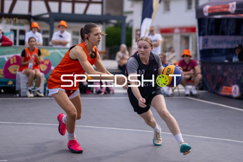 3x3-Basketball-Zweikampf: Angriff gegen orangefarbene Verteidigung in Hanau
