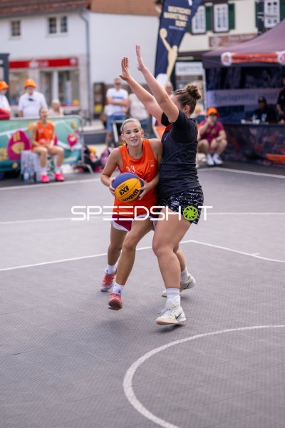 Spielerin (#33) im Zweikampf beim 3x3-Basketball-Event in Hanau