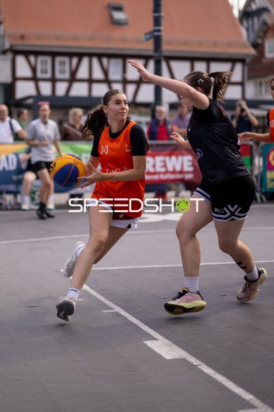 3x3-Basketball-Spielerin im Angriff gegen Verteidigerin in Hanau