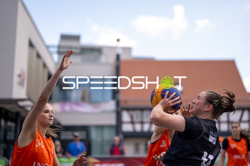 3x3-Basketball: Zweikampf um den Ball im Freien in Hanau