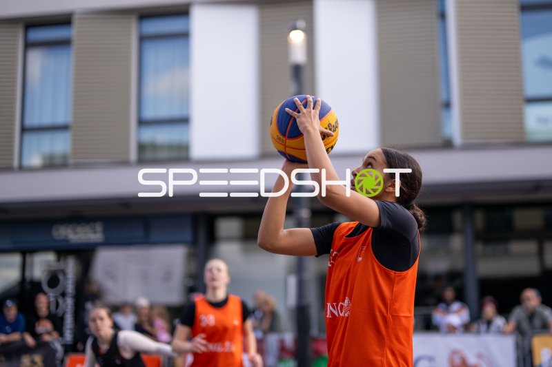3x3-Basketball: Spielerin im Wurfmoment mit Ball