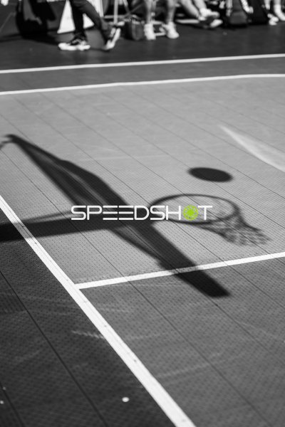 Schatten eines Basketballkorbs auf dem Hallenboden