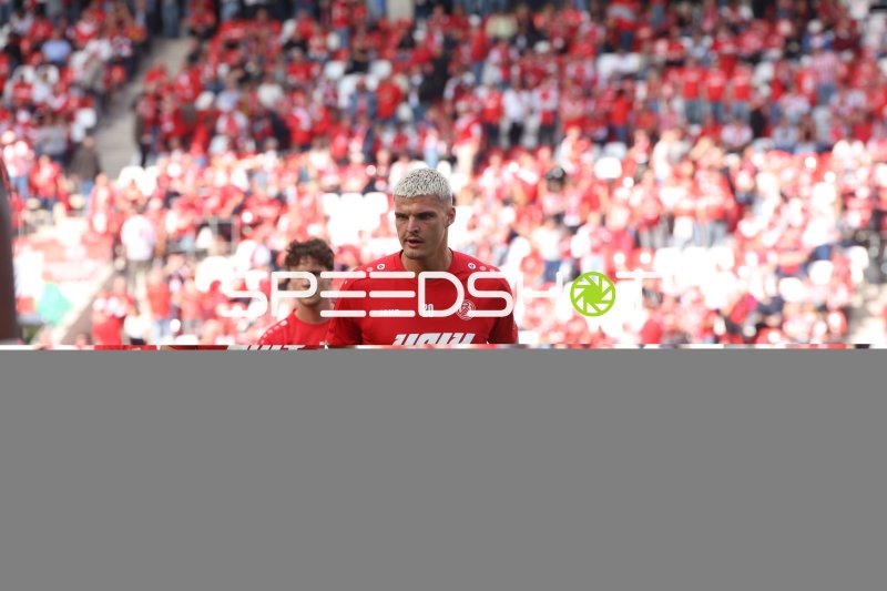 Marek Janssen (Rot-Weiss Essen) konzentriert vor der Fankurve
