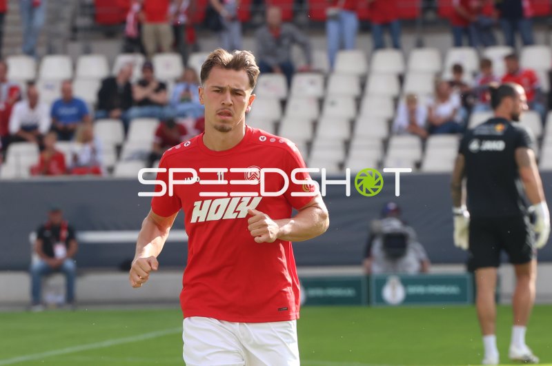 Noah Pesch (#11; Rot-Weiss Essen) beim Aufwärmen im Stadion an der Hafenstraße