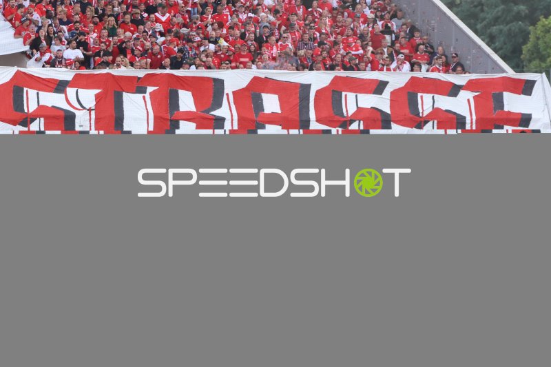 Rot-Weiss Essen Fans mit großem Banner im Stadion an der Hafenstraße