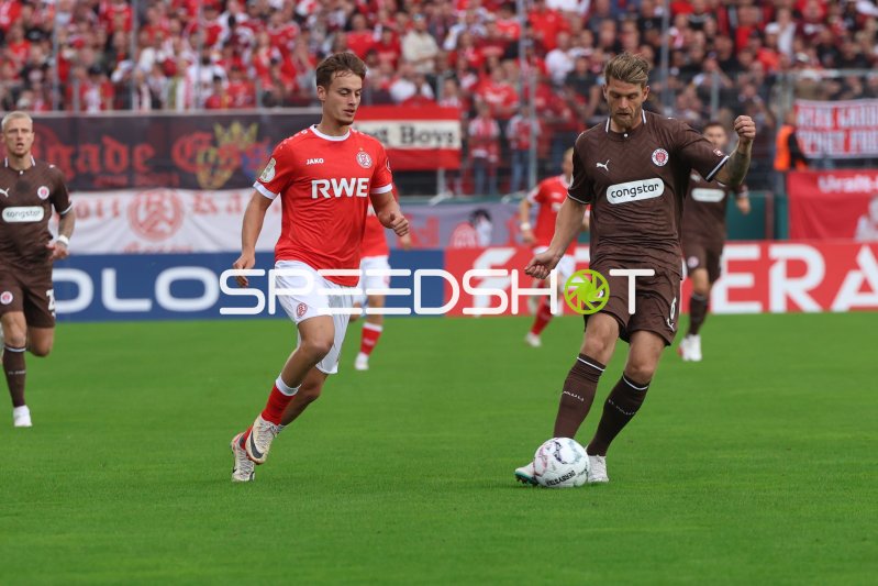 Marcus Mathisen im Zweikampf mit Marvin Obuz (#10; Rot-Weiss Essen)