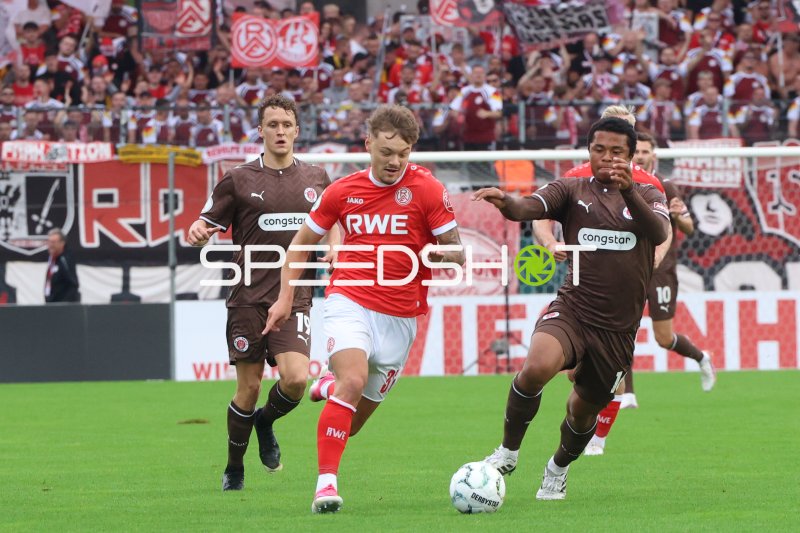 Jannik Hofmann (#37; Rot-Weiss Essen) im Zweikampf gegen FC St. Pauli