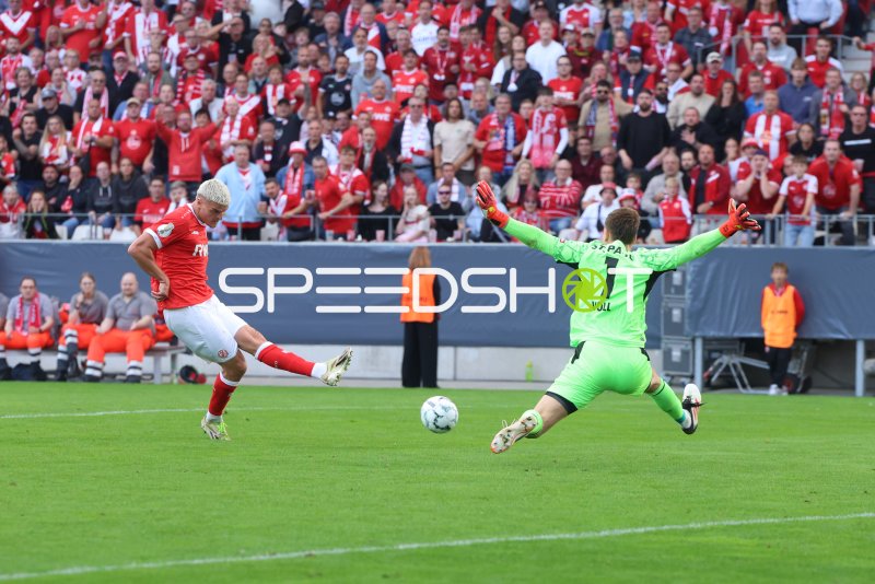 Rot-Weiss Essen Stürmer schießt gegen FC St. Pauli Torwart Voll (#1)