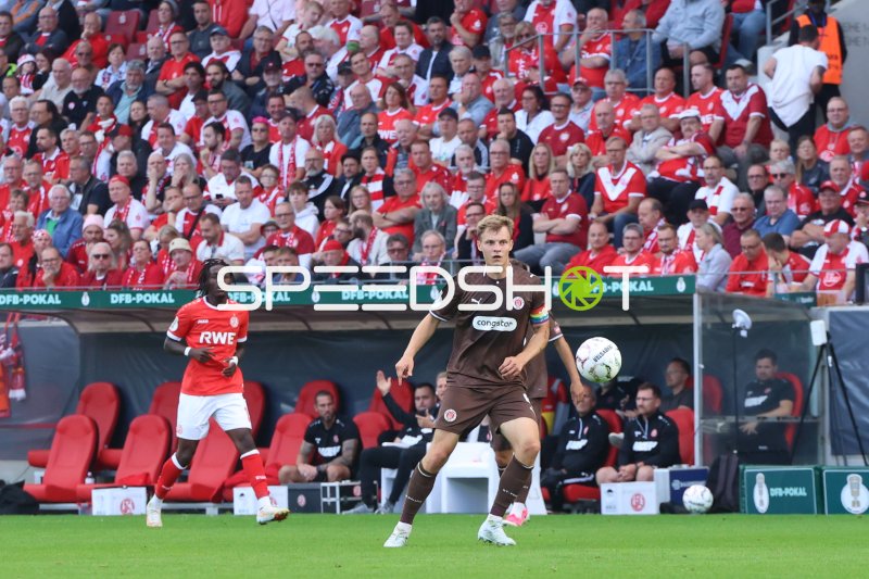 David Nemeth (FC St. Pauli) am Ball im DFB-Pokal