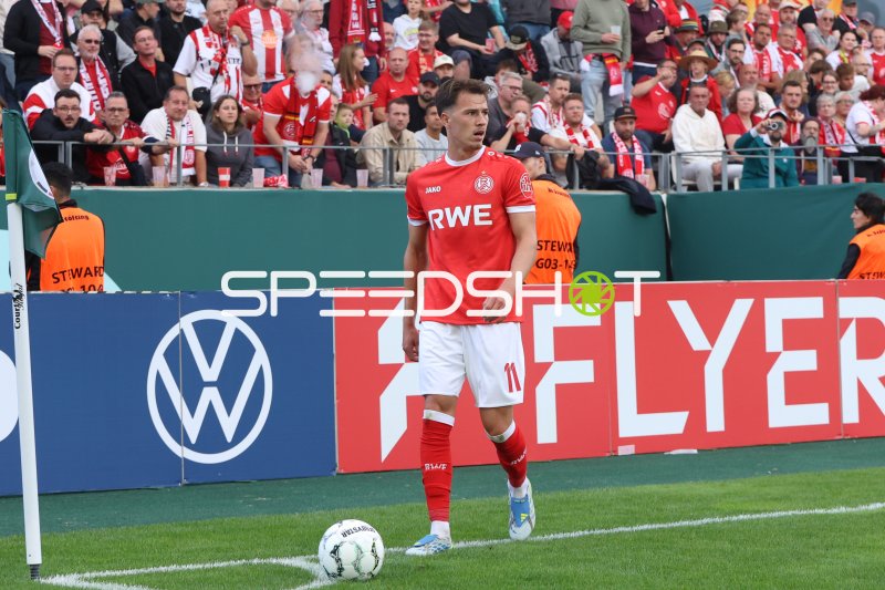 Noah Pesch (#11; Rot-Weiss Essen) am Ball an der Eckfahne