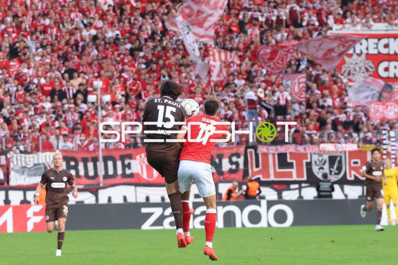 Semir Telalović (#17; Rot-Weiss Essen) im Kopfballduell gegen FC St. Pauli