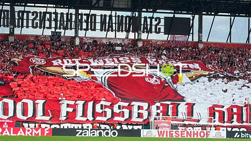 Rot-Weiss Essen Fans mit riesiger Choreo im Stadion an der Hafenstraße