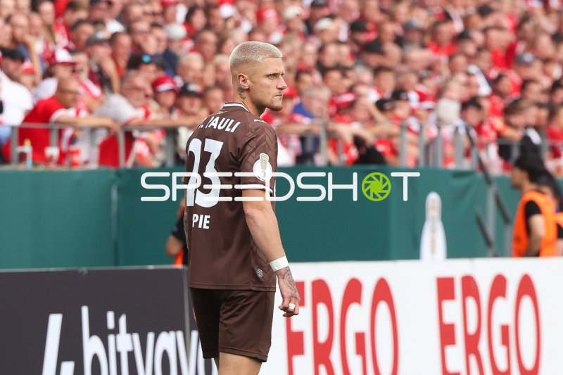 Louis Oppie (FC St. Pauli) im Spiel gegen Rot-Weiss Essen