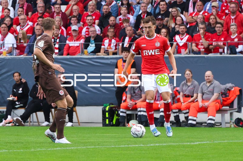Noah Pesch (#11; Rot-Weiss Essen) im Zweikampf gegen FC St. Pauli