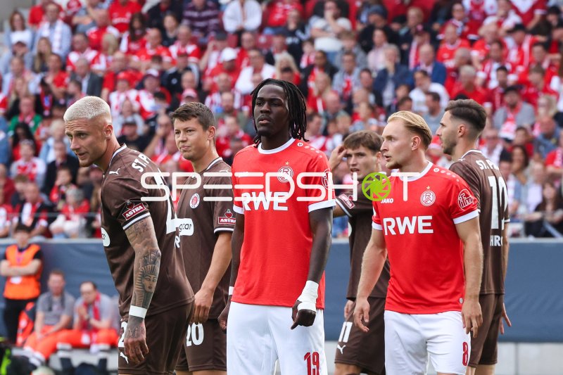 Franci Bouebari (#19; Rot-Weiss Essen) und Tony Menzel (#8; Rot-Weiss Essen) vor vollbesetzter Tribüne