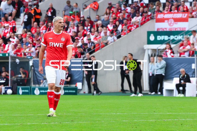 Marek Janssen (#20; Rot-Weiss Essen) im DFB-Pokal-Einsatz