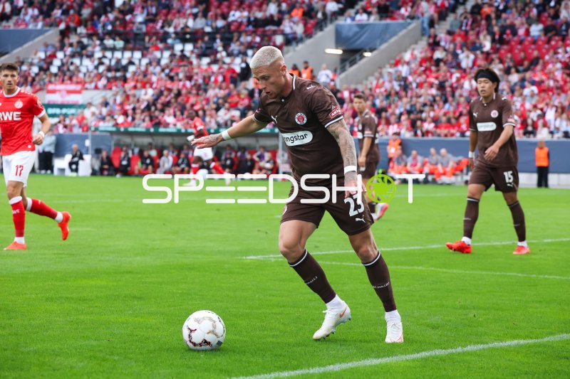 Louis Oppie (#23; FC St. Pauli) am Ball im Stadion an der Hafenstraße