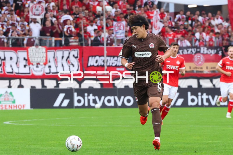 FC St. Pauli (#13) dribbelt am Ball im Stadion an der Hafenstraße