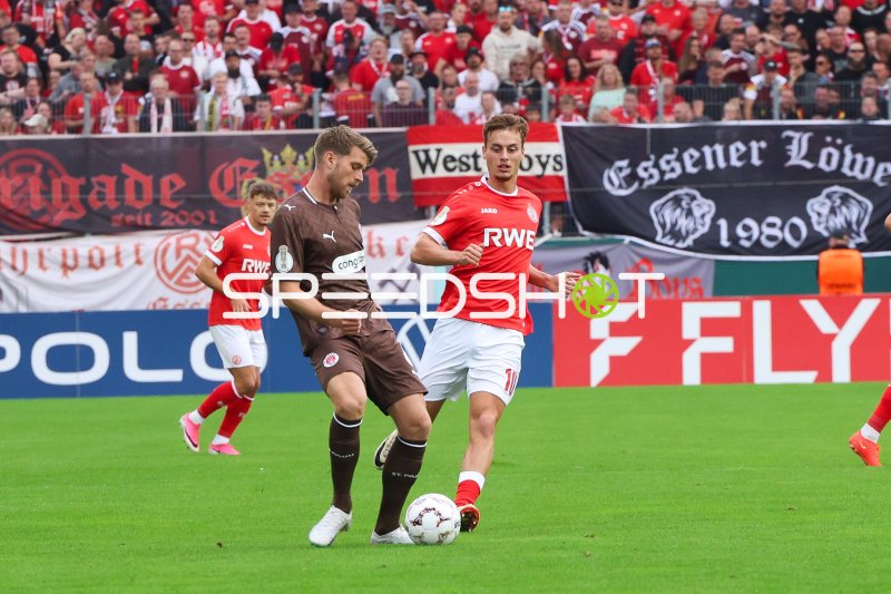 Marvin Obuz (#10; Rot-Weiss Essen) im Zweikampf gegen FC St. Pauli