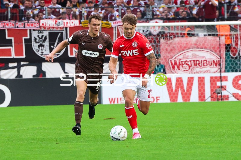 Jannik Hofmann (#37; Rot-Weiss Essen) im Laufduell mit Martijn Kaars