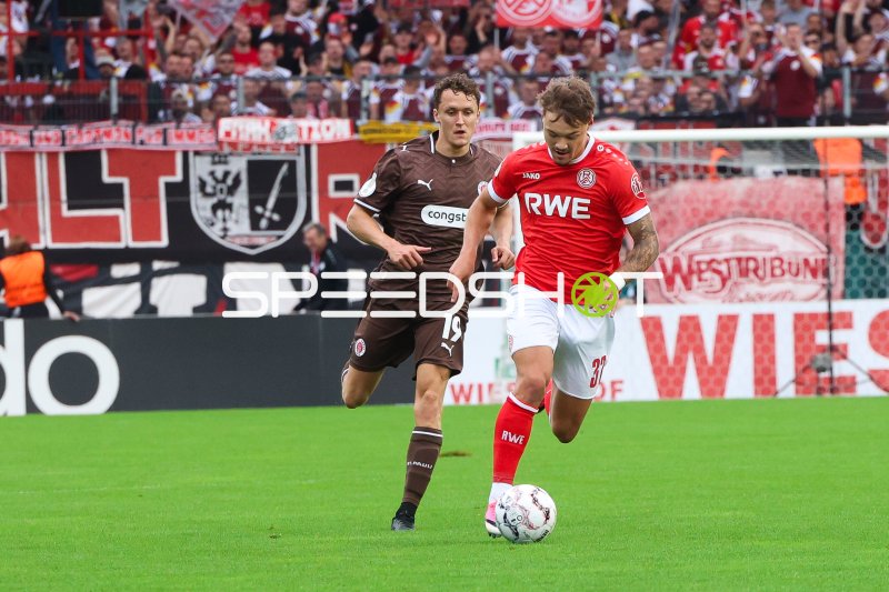 Jannik Hofmann (#37; Rot-Weiss Essen) im Zweikampf gegen Martijn Kaars