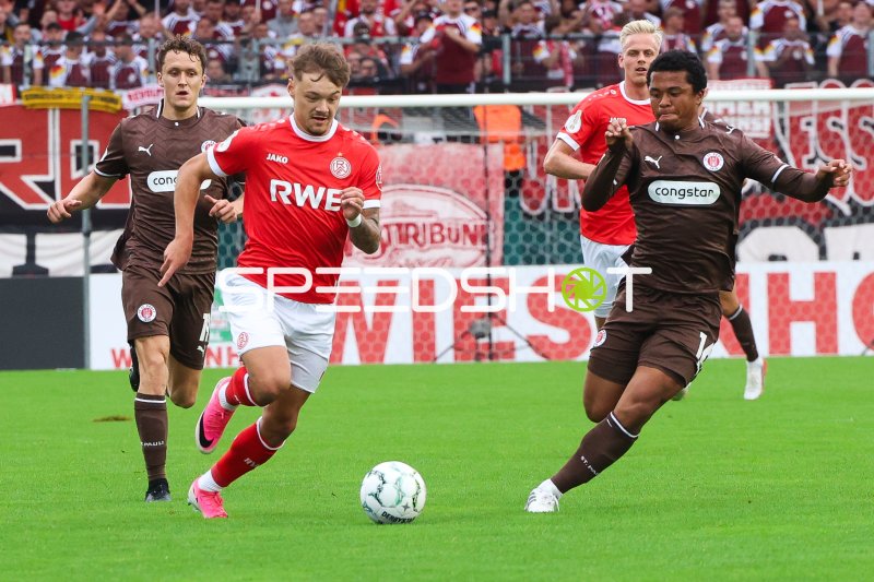 Jannik Hofmann (Rot-Weiss Essen) im Zweikampf mit Joel Chima Fujita (FC St. Pauli)