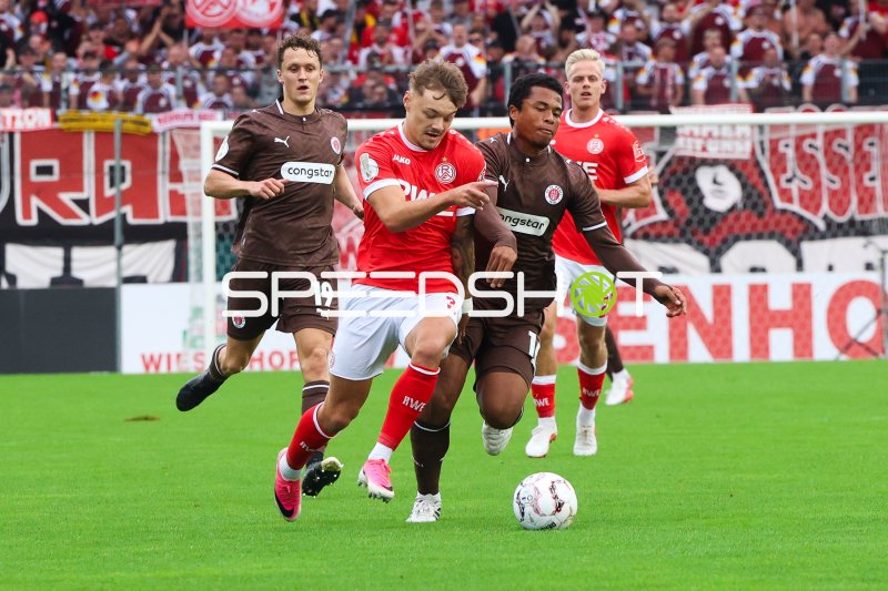 Jannik Hofmann im Zweikampf gegen Joel Chima Fujita und Martijn Kaars