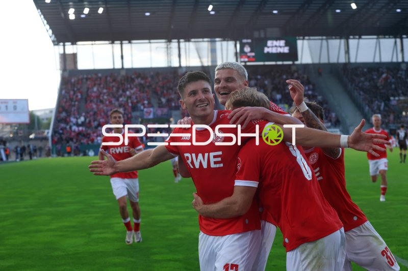 Semir Telalović und Marek Janssen feiern Torerfolg für Rot-Weiss Essen