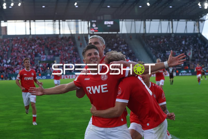 Semir Telalović (#17; Rot-Weiss Essen) jubelt mit Teamkollegen